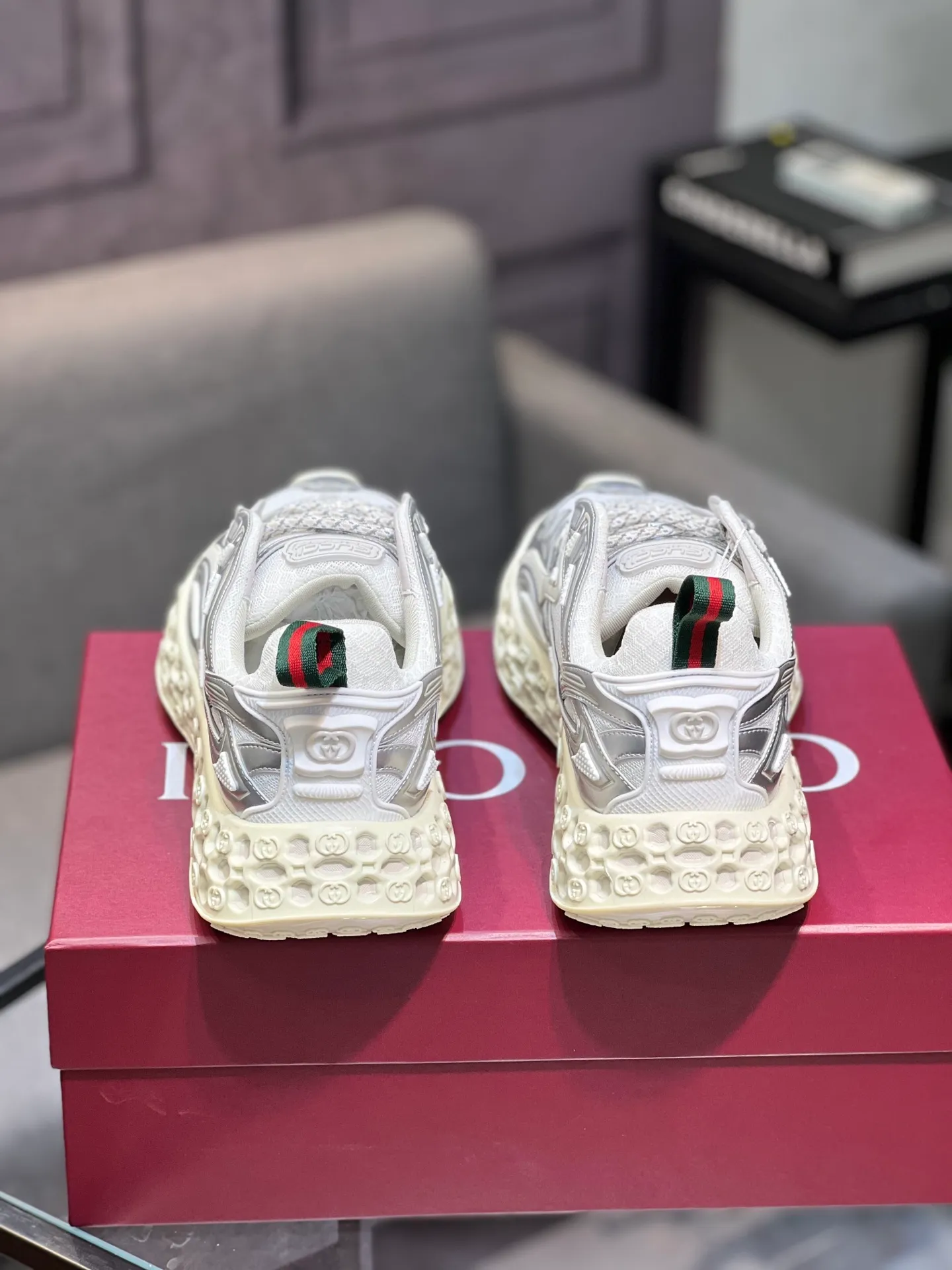 Men's Men's Shoes 💰900 Gucci Gucci 2.0 Sports Shoes Couple's Style Retro Casual Shoes Running Shoes Original Purchase, Development, Production Gucci 2.0 Sports Shoes reinterpret the brand's iconic striped webbing elements. This sneaker reinterprets the iconic details, using thick EVA soles with a smart silhouette, bringing a stable and comfortable wearing experience. Exquisite packaging at the delivery counter. Fabric: original imported cowhide + technical fabrics. Lining: original imported breathable mesh. Sole: original molded ultra-light foam rubber. Bottom thickness: 4CM. Size: 35-40 for women / 39-45 for men.